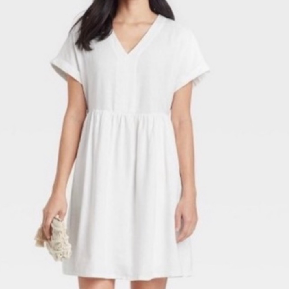 White shortsleeve dress